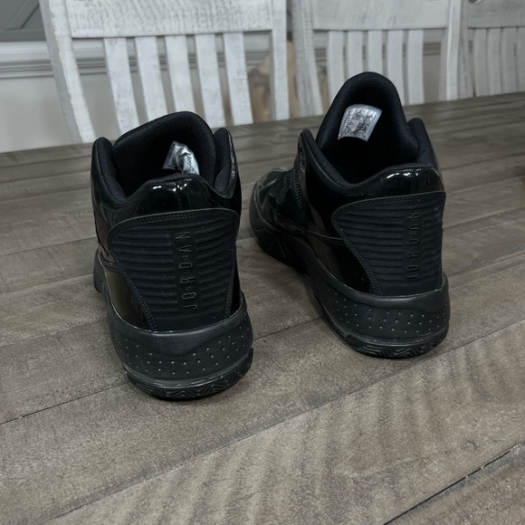nike air jordan max aura 2 triple black